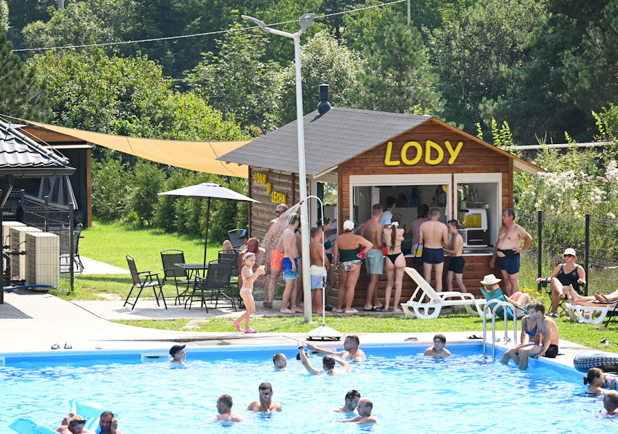 tłumy ludzi na basenach w Krempnej