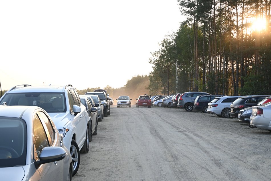 Parking przy zalewie w Czarnej Sędziszowskiej