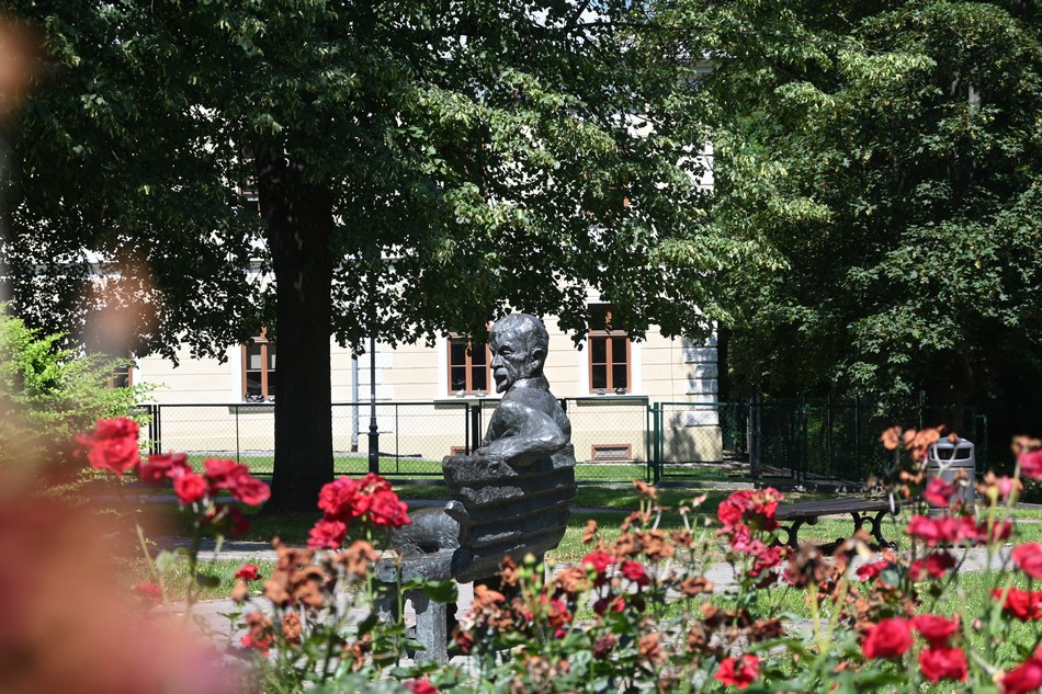 Skwer przy małym rynku latem - Jarosław