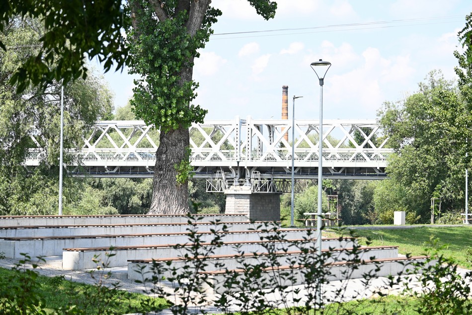 widok z Bulwarów na most na Sanie