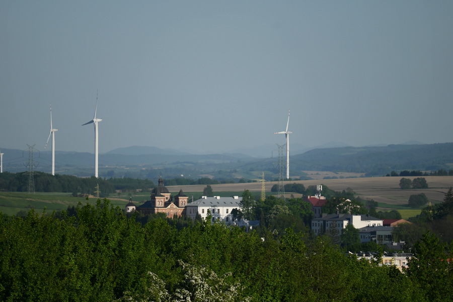 Sanktuarium Św. Michała Archanioła i Bł. Bronisława Markiewicza w Miejscu Piastowym, w tle farma wiatrowa 