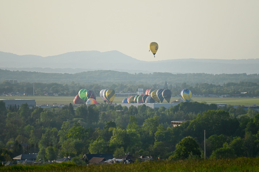 unoszące się balony widziane z punktu widokowego nad Krosnem