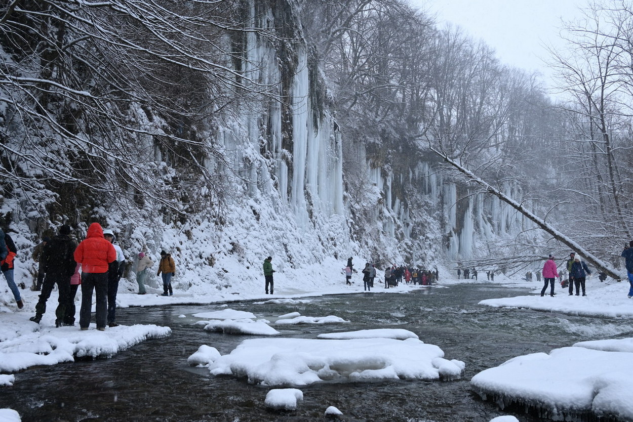 ludzie zwiedzają lodospady w Rudawce Rymanowskiej