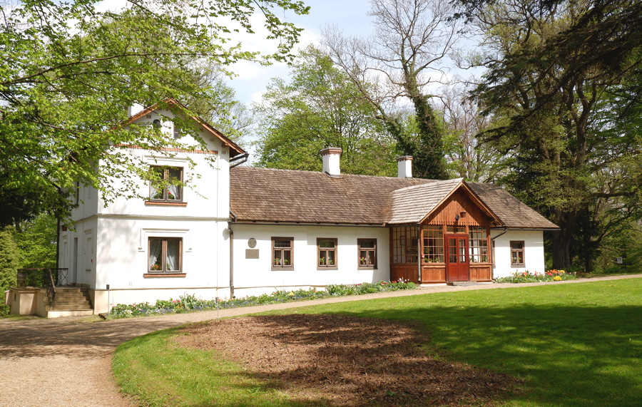 Dworek Marii Konopnickiej w Żarnowcu w maju