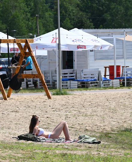 dziewczyna opala się na plaży Podwolina