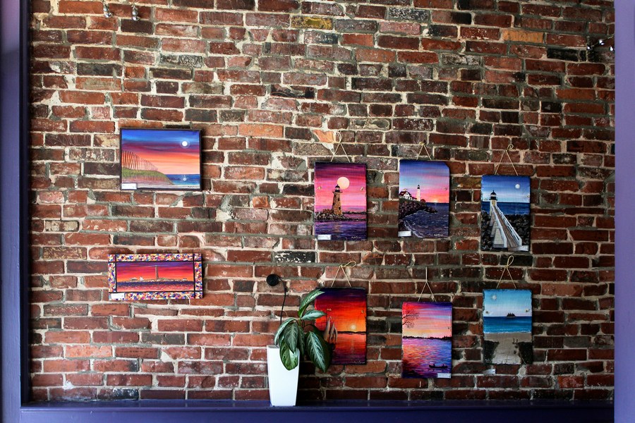 obrazy na pł&oacute;tnie wiszące na ścianie