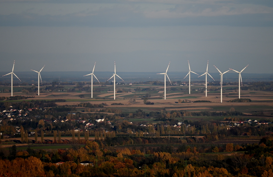 Widok na farmę wiatrową z Malawy