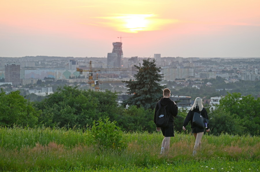 Punkt widokowy Rzesz&oacute;w - para spaceruje na wzg&oacute;rzu