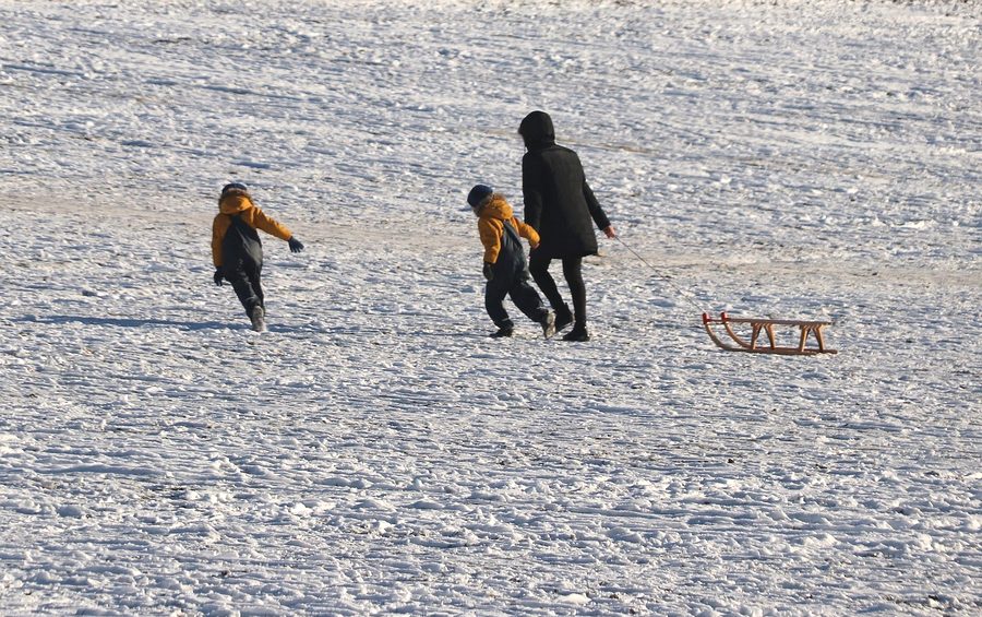 Dzieci zjeżdżąją na sankach w Rzeszowie