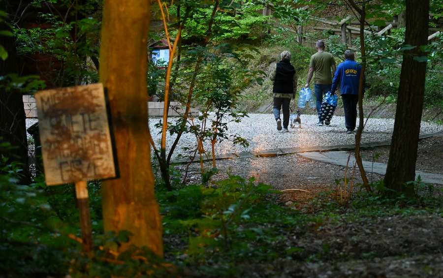 Hermanowa: ludzie idą po wodę do Studzianki