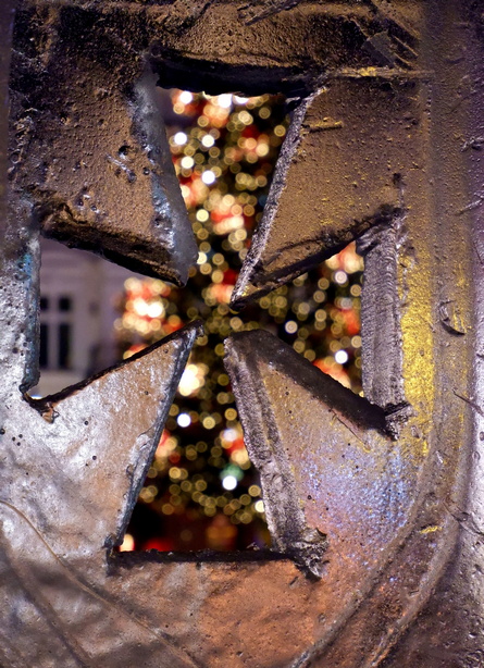 świąteczny herb Rzeszowa wykuty w lodzie