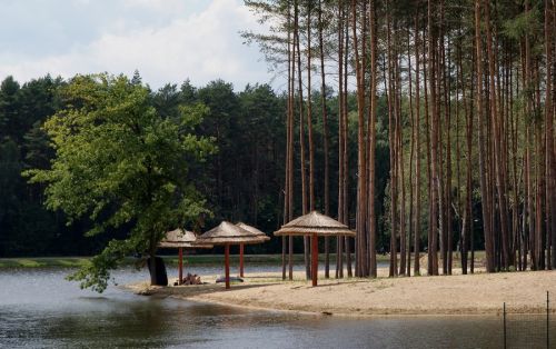 Kąpielisko Tropicana Mielec &ndash; plaża na żwirowni w Rzochowie z piaszczystym brzegiem i parasolami