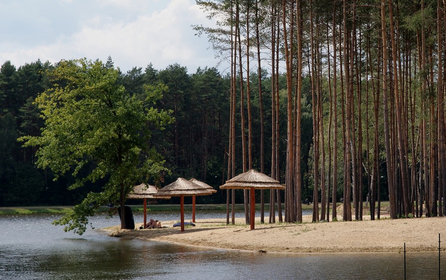 Kąpielisko Tropicana Mielec &ndash; plaża na żwirowni w Rzochowie z piaszczystym brzegiem i parasolami