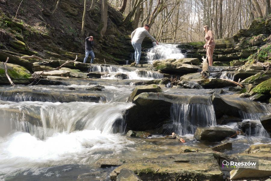 sesja zdjęciowa przy wodospadzie w Wisłoczku