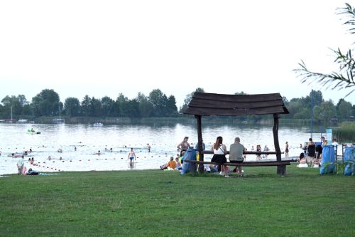 Ludzie wypoczywają nad zalewem w Radymnie