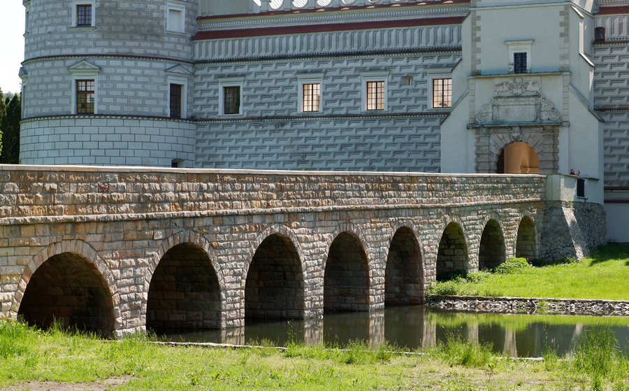 most przy zamku w krasiczynie