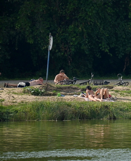 dziewczyny opalają się nad kąpieliskiem Żwirownia