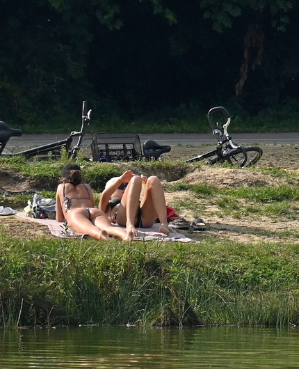 dziewczyny opalają się na plaży Żwirownia